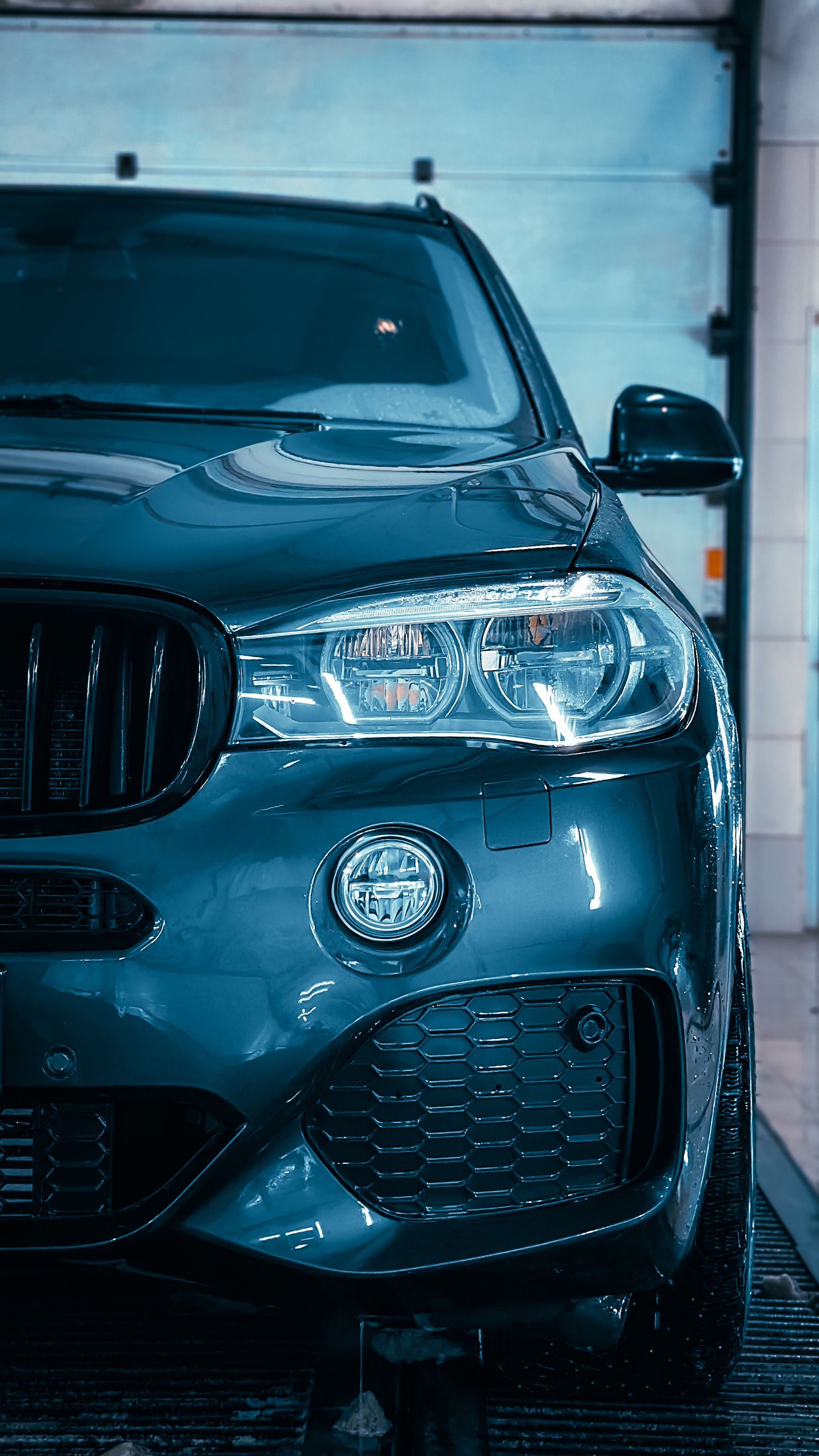 Optique de phare de voiture rénovée et brillante après intervention à Rouen